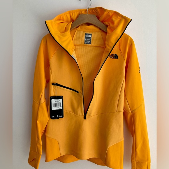 North face jacket in marigold - Picture 2 of 10